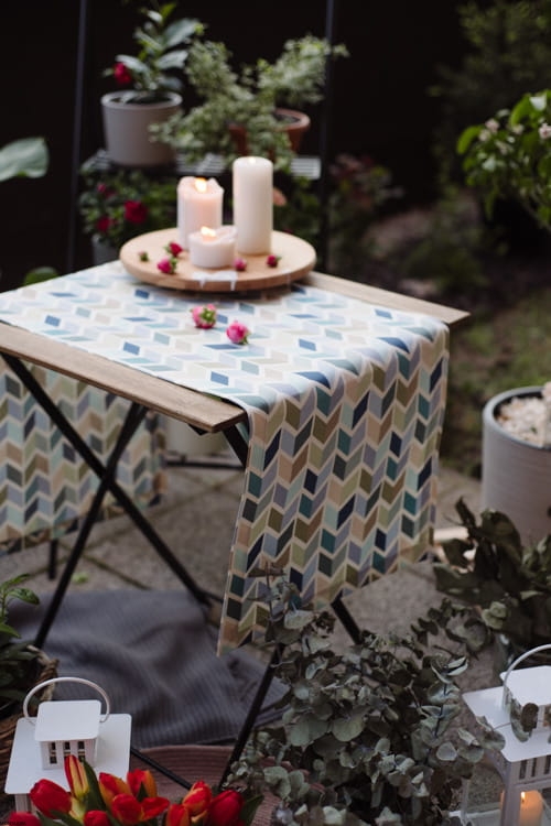 Plamoodporny bawełniany bieżnik niebieski z wzorem Zigzagi