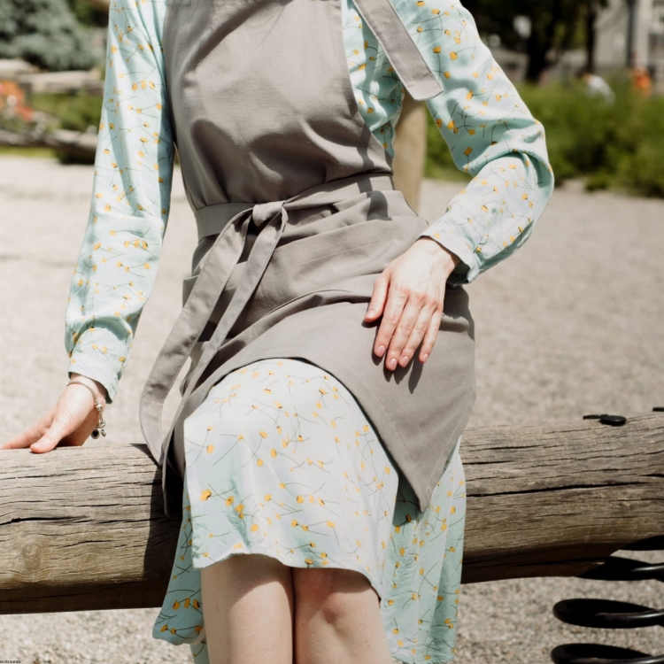 Bawełniany fartuch plamoodporny kuchenny / florystyczny / kosmetyczny szarego koloru