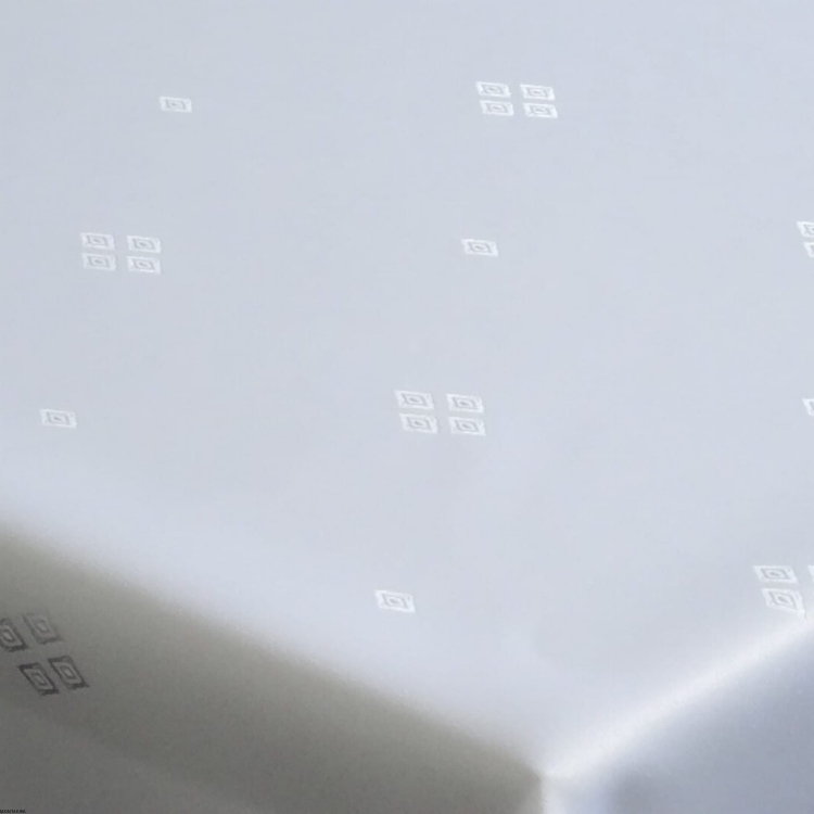 Biały obrus na stół plamoodporny z klasycznym wzorem