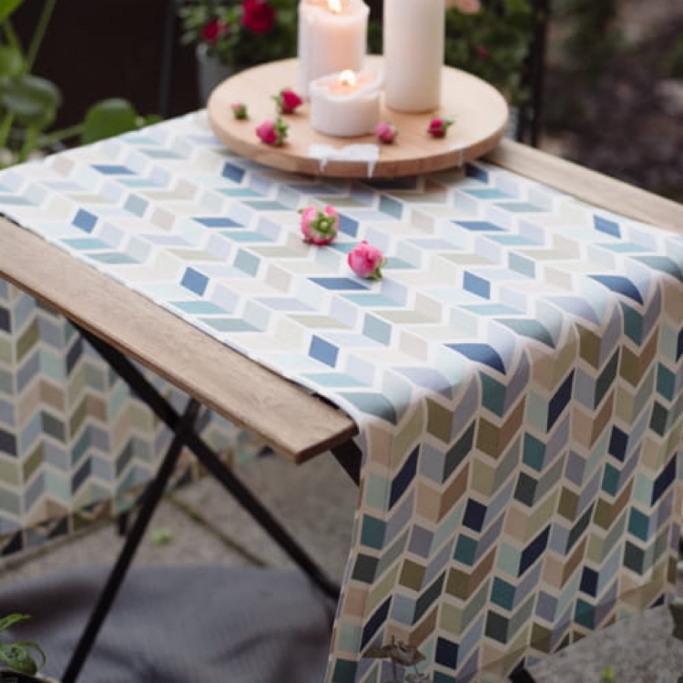 Plamoodporny bawełniany bieżnik niebieski z wzorem Zigzagi