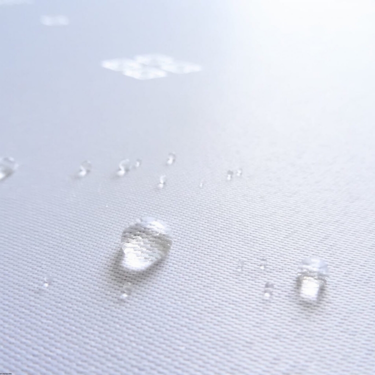 Biały obrus na stół plamoodporny z klasycznym wzorem