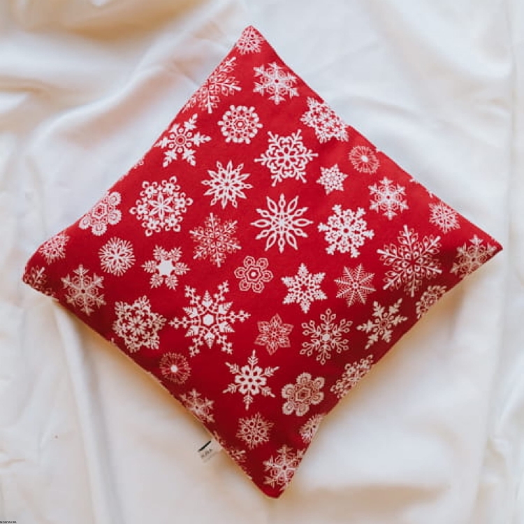 Poduszka z poszewką świąteczna dekoracyjna z wzorem Płatki śniegu czerwona