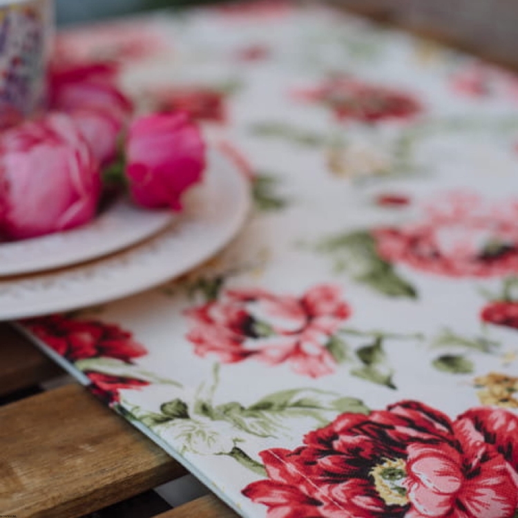 Bawełniany obrus kwadratowy plamoodporny mlecznego koloru z wzorem Czerwone kwiaty