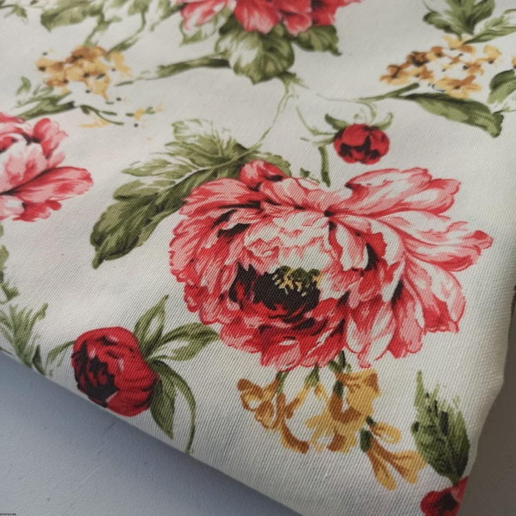 Bawełniany obrus kwadratowy plamoodporny mlecznego koloru z wzorem Czerwone kwiaty