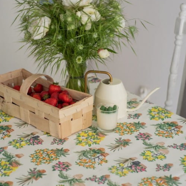 Kwadratowy bawełniany obrus plamoodporny z wzorem Ogród białego koloru