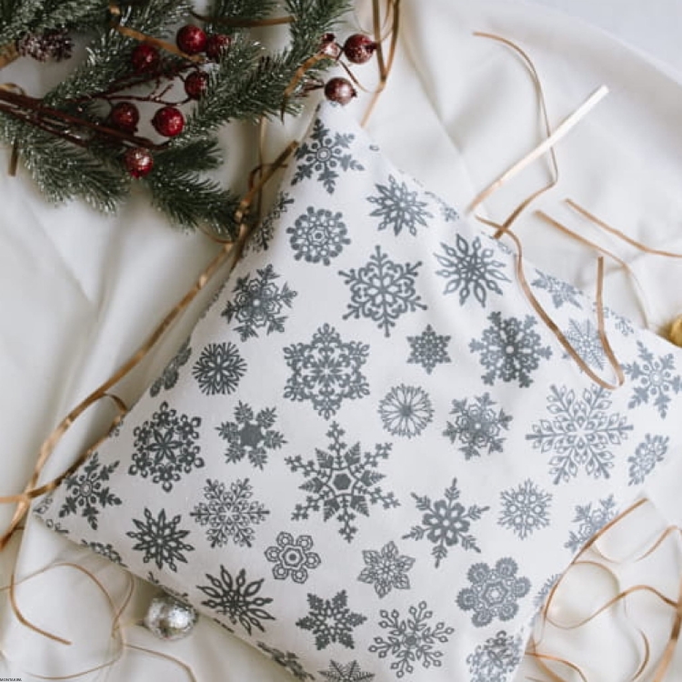 Poduszka z poszewką świąteczna dekoracyjna z wzorem Płatki śniegu