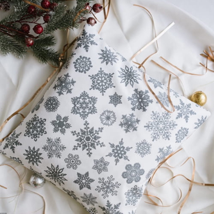 Poduszka z poszewką świąteczna dekoracyjna z wzorem Płatki śniegu