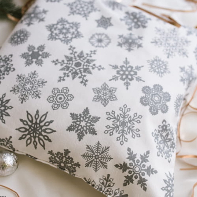 Poduszka z poszewką świąteczna dekoracyjna z wzorem Płatki śniegu