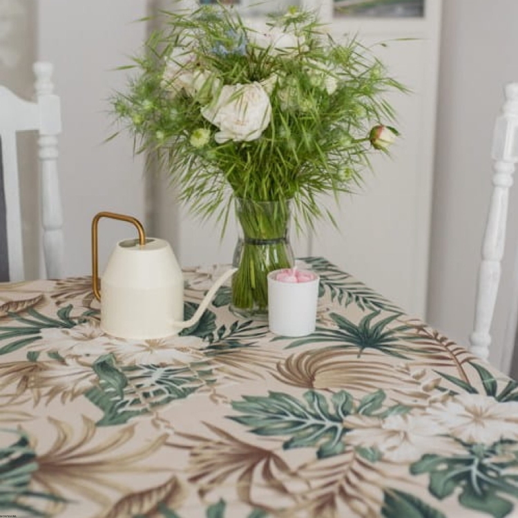 Bawełniany prostokątny obrus plamoodporny z wzorem Kwiaty beżowego koloru