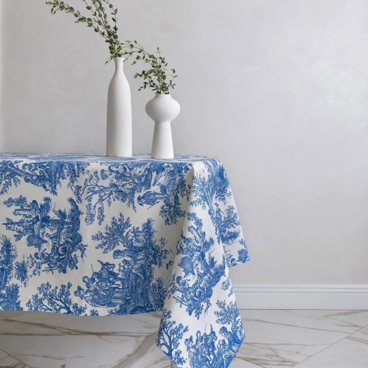 Bawelniany-prostokatny-obrus-plamoodporny-niebieski-Toile-de-Jouy.webp