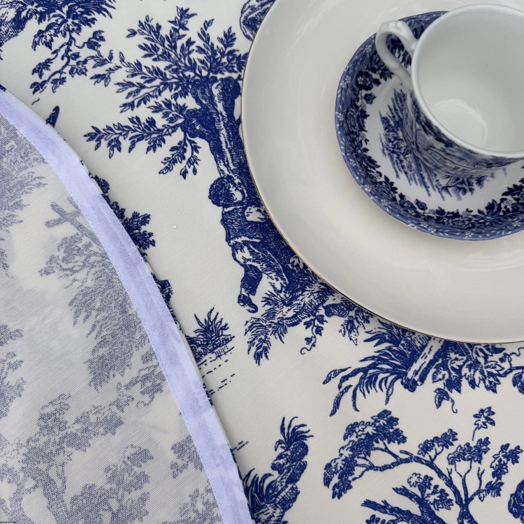 Okrągły bawełniany obrus plamoodporny – niebieski Toile de Jouy