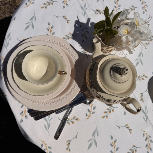 Okrągły obrus biały plamoodporny bawełniany z wzorem Kwiaty