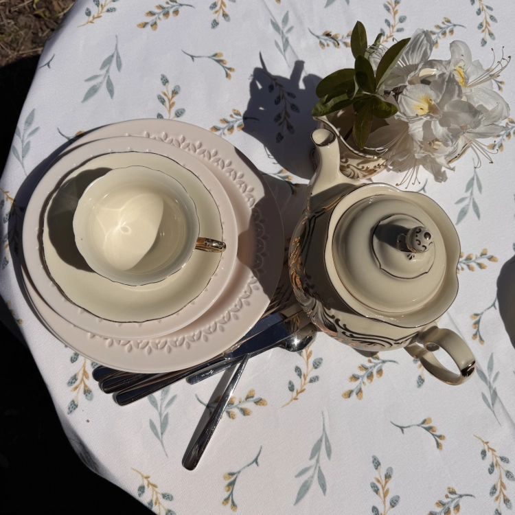 Okrągły obrus biały plamoodporny bawełniany z wzorem Kwiaty